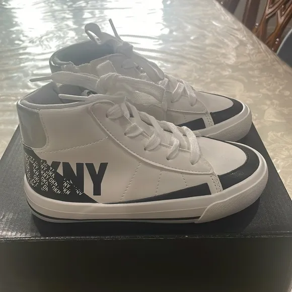 DKNY Little girls Hannah Leena High Top Sneaker