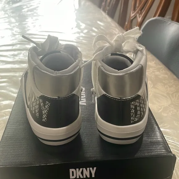 DKNY Little girls Hannah Leena High Top Sneaker